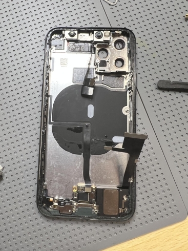 バッテリーがあった所もレンズの中も濡れていました「水没iPhoneの復活」