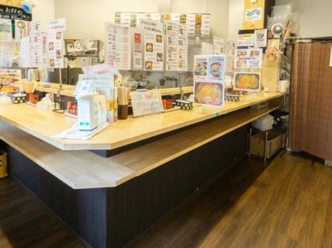 カウンターでお楽しみいただける立ち食い寿司専門店!「定休日のお知らせです🍣 『立ち食い寿司』専門店🍣 桜すし」
