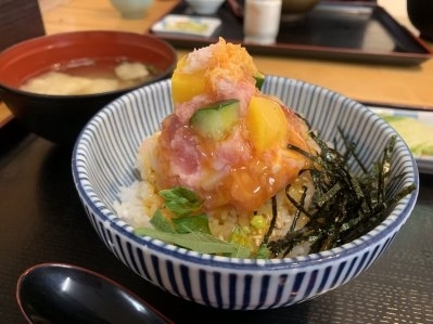 最近話題の海鮮丼♪　濃厚黄身醤油もポイント！