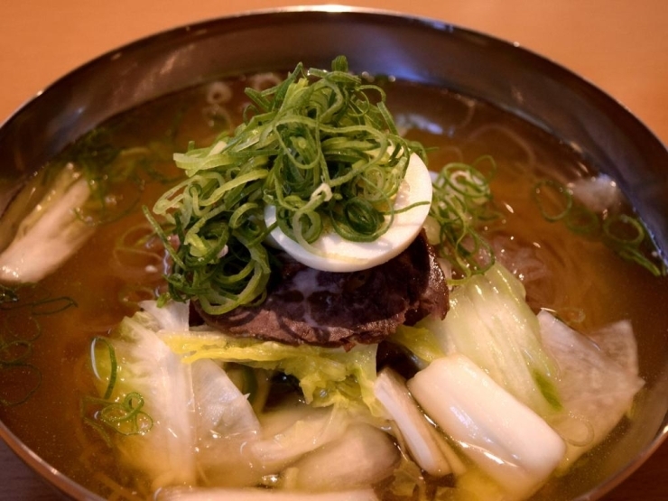 京風冷麺(並880円 税別）しっかりとした歯ごたえのある麺にお出汁のきいたスープがよく合います<br>