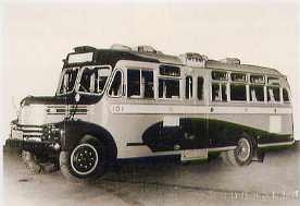 初代バス<br>ボンネット型がレトロ。