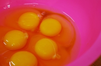 卵にもこだわり。ハマグリと相性抜群の石黒たまご園のプレミアム卵。卵特有の生臭さがなく白身に味があります
