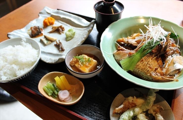 日替わり膳（1000円・税込み）。鯛のかぶと煮の存在感に注目！