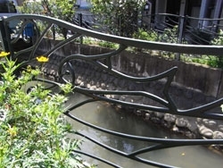 用水路の柵は魚のデザインだ。
かわいいよね、これ。
