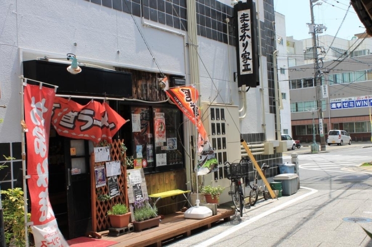 やまねこcafeのすぐ裏。尾道ラーメンとお好み焼きののぼりが目印