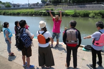 しっかりやり方を教わってからカヌーに乗り込みます。