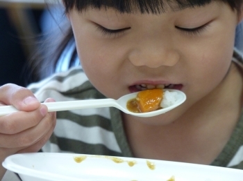 「ふぅ～～」　出来立てのカレーは美味しい～♪