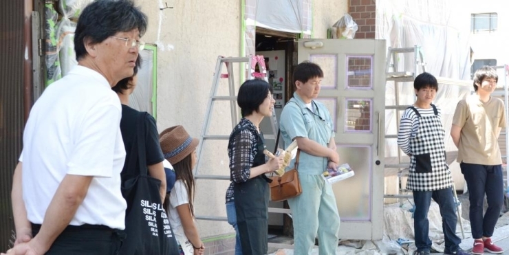 ペイント当日風景　画像中央　黒いエプロン姿の木下さん