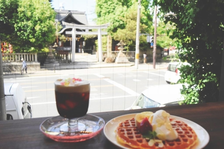 熊野神社とお好みのコーヒーとワッフルで癒しのひと時を♪