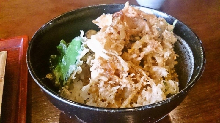 野菜天丼セット（そば・野菜天丼・お漬物）９３０円（税込）