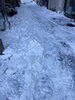 写真２　落雪した氷雪は早めに除雪しないと大変です「屋根からの落雪にご注意を」