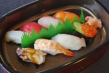 こちらは握り寿司のセットメニュー「梅小路」。赤出汁と手作り抹茶プリンがついて1500円（税別）