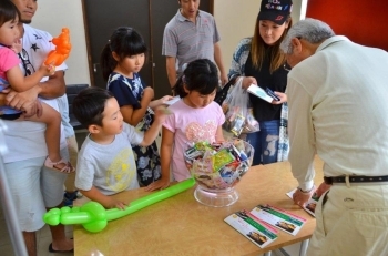 子どもにお菓子をプレゼント