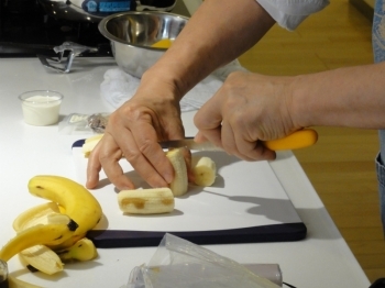 半分に切ったバナナを1本は十字、1本は3分の1にカット