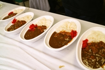 カレーライス。<br>こちらもすぐに売り切れましたが、途中から美味しいおにぎりを販売していましたよ♪