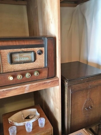 古いラジオやレコード盤もそのまま残してあります。