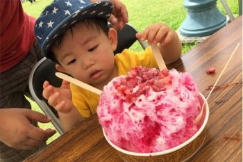 大きなフワフワかき氷に挑戦中！