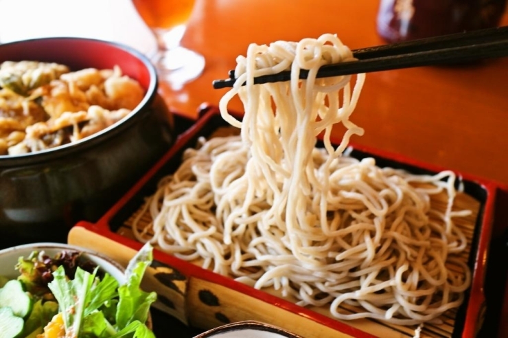 朝霞の森ランチ（小海老と野菜の天丼+ミニそば+サラダ（自家特製柿酢入りドレッシング）＋デザート（自家製ゆずジャム入りそばクレープ）＋珈琲またはウーロン茶）1000円（税込）