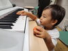 弾き語りもしていました！「音楽で楽しむ親子活動！幼児の習い事に大人気のリトミック　千葉市 戸田みはるリトミック教室」