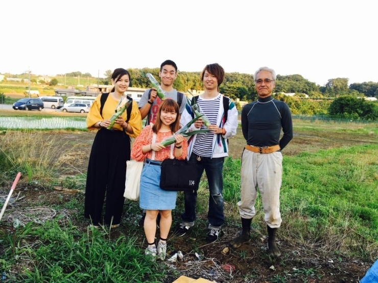 峯尾仁さんと。お土産に頂いたとうもろこしを手に。