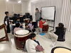 説明風景「子どもたちの真剣なまなざしが輝く！和太鼓レッスンのひとコマをご紹介」