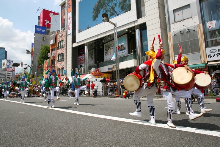 沖縄カラーが　目に飛び込み　太鼓の音が　お腹に響く