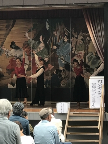 手稲神社で発表会の様子「手稲スナコダンススクール」