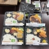 今日はデミカツめしと、日替わり弁当です。「【本日のおすすめ】脂の乗った「カンパチあら」！寒暖差に負けない手作り惣菜を。」