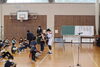 1年生から順番に持ってもらいました「飯豊町立第2小学校へ伺ってきました☆」