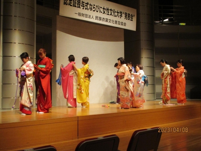 「着装技術２級」の方々の振袖に創作帯結び「着付け教室の認定式と生徒さん達の発表会が「東京ウイメンズプラザホール」でありました。舞台発表の為にいっぱいお稽古をして、頑張りました。」
