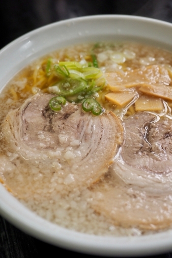 大人気の「ノムノムこってり醤油」
旨味たっぷりのプチプチ背脂！「ウリナム食堂」