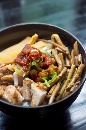 まぜまぜミニ丼「ウリ飯」
特製ヤンニンのタレが美味さの秘訣です「ウリナム食堂」