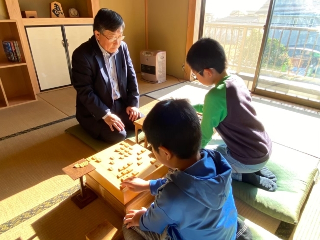 和室での個別指導「新年度の　子供将棋教室の生徒を募集します。」
