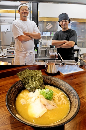 上）是非食べに来てください！
下）一番人気の「濃厚鶏そば」「麺屋 虎珀」