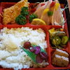 「明日の日替り弁当は鶏天丼」