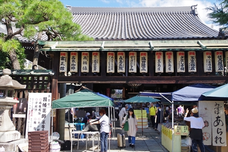 会場は、京都銀行本店の烏丸通を挟んですぐ向かい。交通至便な手作り市です