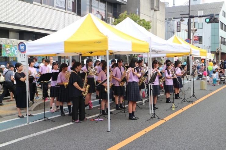 志木高校吹奏楽部の皆さんの演奏です。<br>ソロ演奏や動きを取り入れながら楽しい演奏を響かせてくれました♪