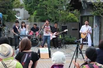 ライブを観ると一人ライブを車の中でしたくなるのは私だけでしょうか（笑）<br>運転には気を付けますが・・・（汗）