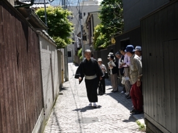 神楽坂情緒を醸し出す石畳と黒塀。なんだか芸者さんと会えそうな気がします。