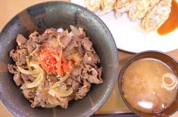 「前沢牛丼」は味噌汁付です。