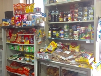 店内でも、南米の食材が売られています