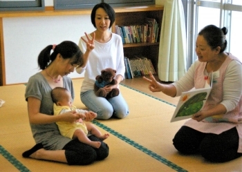絵本の読み聞かせや、親子のコミュニケーションの中で清水先生が英語をプラスします。