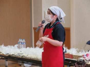 大豆からきな粉の作り方を説明するのは健康増進課の檜山氏　