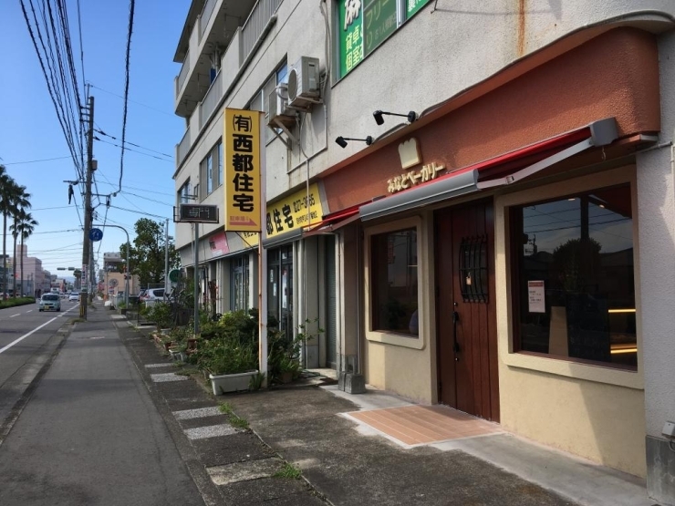 店舗の裏には駐車スペースもたくさん。