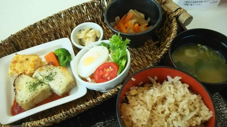 日替わりランチ￥800　炊き込みご飯は、おかわり自由(2杯目以降白ごはん)が嬉しい♪