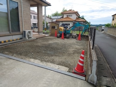 コンクリート打設をし基礎をつくっていきます「島根　外構リフォーム　『特注テラス屋根＋土間コンクリート』」