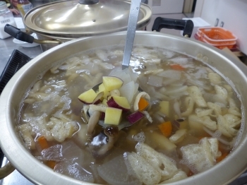 コープ職員の方が参加された方々にたっぷりのお野菜が入った野菜スープを作ってくれました。もちろん、たっぷりの「さつまいも」入りです。