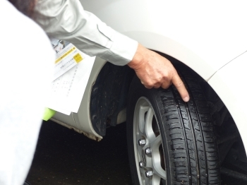 タイヤの点検　タイヤの溝の深さを見ますが、前輪タイヤの内側を見るのも忘れずに！