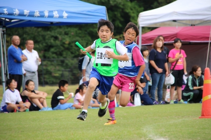小学校対抗リレー　☆学校ごとにチームを編成し、1,000mを12人でリレーする。1，2年生は50m、3，6年生は100m走ります。走る順番は学年順で女子・男子の順に走ります。
