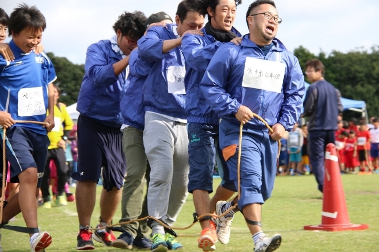 地区対抗百足競走　☆消防団百足競走と各種団体自由参加百足競走があります。※消防団は各支団ごとに2チーム（1チーム15人）、150mを5人×3で50mずつリレーします。※各種団体自由参加百足競走は5人でチームを作り75mを走ります。